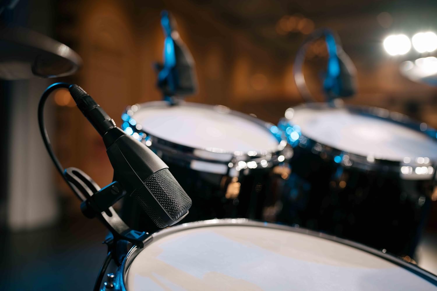 Sennheiser MD?421?Kompakt Dynamic Cardioid Microphone | Includes Drum Clamp | Legendary Bass Response | Compact Design | Perfect for Drums, Guitars, Vocals, Studio & Broadcast Recording - Image 4